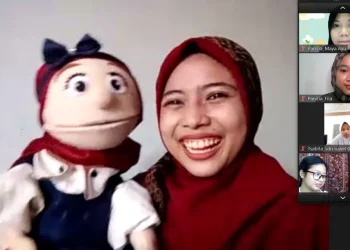 Neky Maretsa Asriaji berdogeng menggunakan cimot dalam webinar bertajuk Sinau Iklim/tugu malang