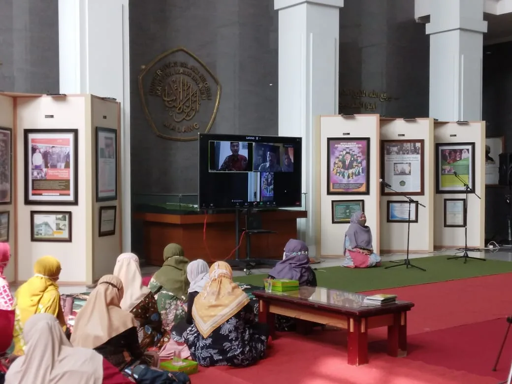 Sertijab UIN Maliki disaksikan para mahasiswa di luar kampus