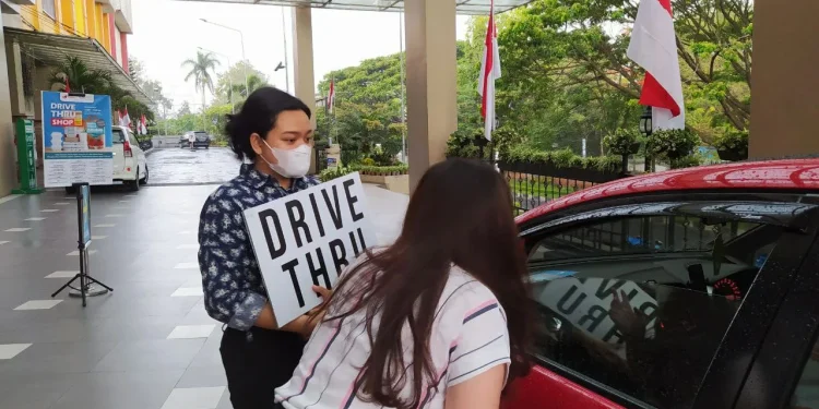 Tim Drive Thru mal di Malang siap melayani di luar mal selama PPKM level 4