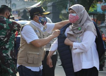 Wali Kota Malang, Sutiaji, saat memberikan jaket simbolis kepada anggota tim trauma healing Sama Ramah, Rabu (21/7/2021). Foto/Humas Makota.