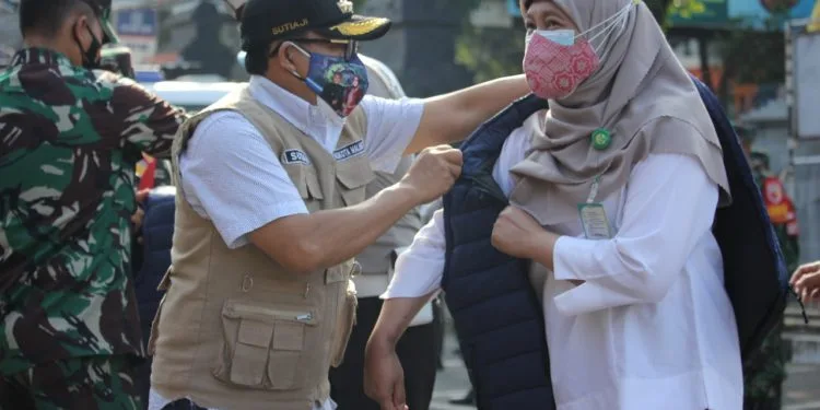 Wali Kota Malang, Sutiaji, saat memberikan jaket simbolis kepada anggota tim trauma healing Sama Ramah, Rabu (21/7/2021). Foto/Humas Makota.