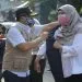 Wali Kota Malang, Sutiaji, saat memberikan jaket simbolis kepada anggota tim trauma healing Sama Ramah, Rabu (21/7/2021). Foto/Humas Makota.