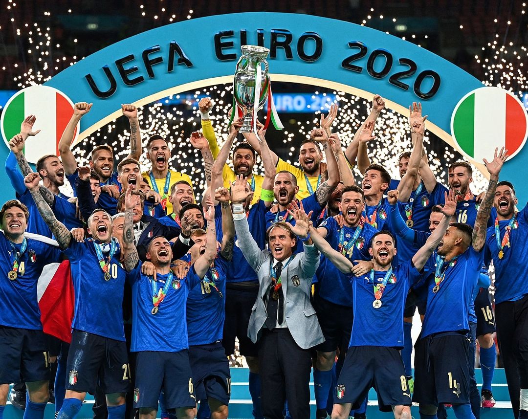 Skuat Gli Azzurri saat merayakan gelar Piala Eropa 2020, credits Instagram Euro 2020
