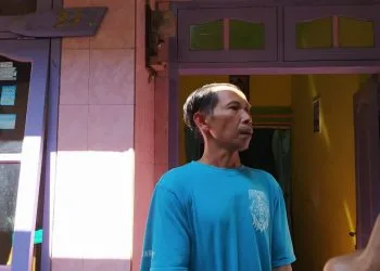 Abdul Bari (35), suami dari ibu hamil usia 7 bulan di Malang yang meninggal karena tak kebagian ruangan perawatan saat diwawancarai di rumah duka, Rabu (28/7/2021) siang. Foto/Azmy.