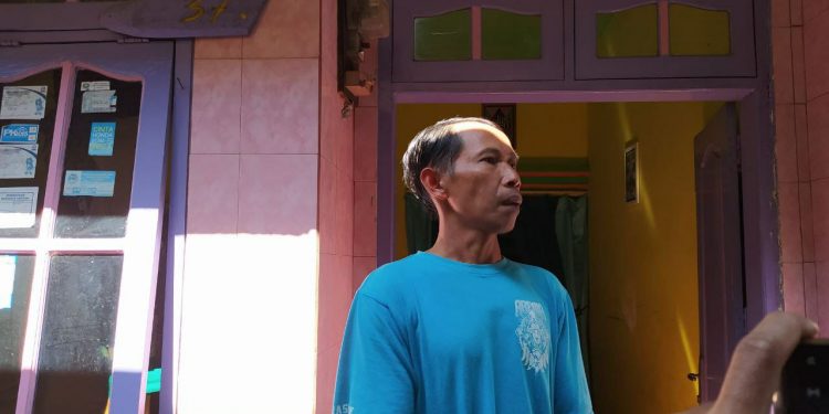 Abdul Bari (35), suami dari ibu hamil usia 7 bulan di Malang yang meninggal karena tak kebagian ruangan perawatan saat diwawancarai di rumah duka, Rabu (28/7/2021) siang. Foto/Azmy.