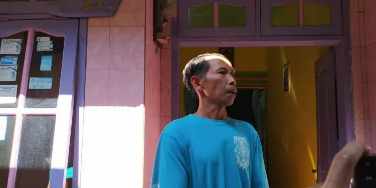 Abdul Bari (35), suami dari ibu hamil usia 7 bulan di Malang yang meninggal karena tak kebagian ruangan perawatan saat diwawancarai di rumah duka, Rabu (28/7/2021) siang. Foto/Azmy.