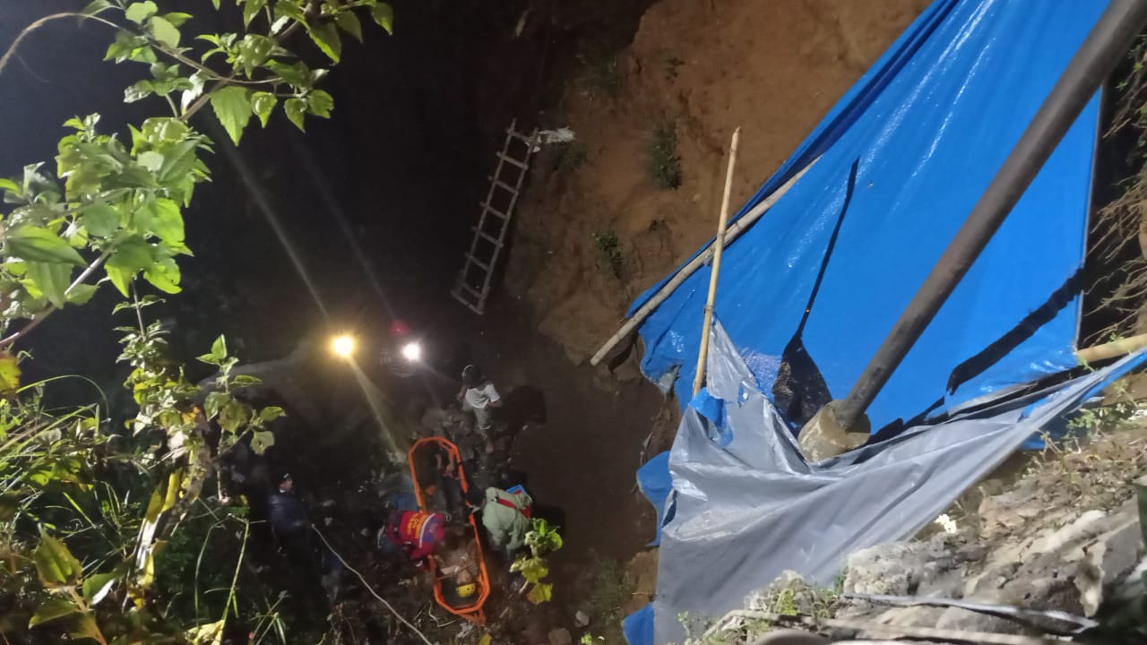 Proses evakuasi korban yang terjatuh ke jurang sedalam 20 meter di Lembah Dieng Malang, Sabtu (3/7/2021) malam. Foto/UPT Damkar Kota Malang