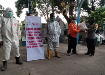 Penyerahan bantuan sembako dan daging kurban dari tim Bhayangkari Kota Malang kepada anggota tim pemulasaran jenazah Covid-19. Foto/Azmy.