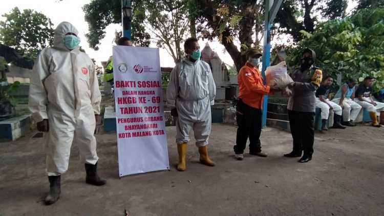 Penyerahan bantuan sembako dan daging kurban dari tim Bhayangkari Kota Malang kepada anggota tim pemulasaran jenazah Covid-19. Foto/Azmy.