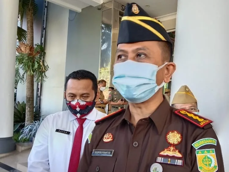 Kepala Kejari Batu, Supriyanto, saat diwawancarai. Foto: Sholeh.