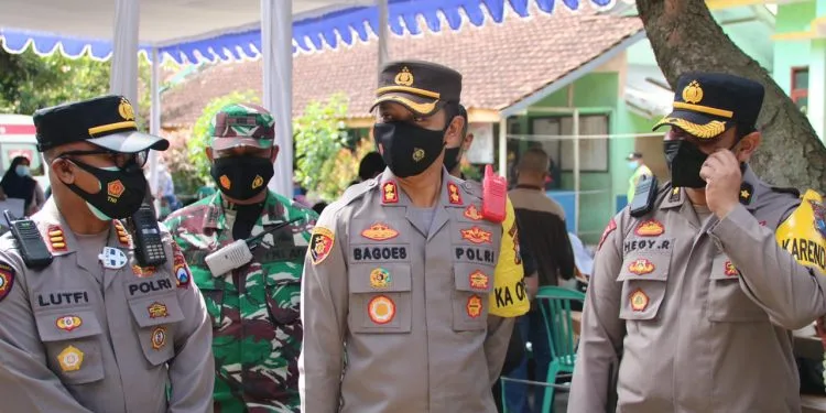 Kapolres Malang saat memantau vaksinasi. Mentargetkan 1.600 vaksin
