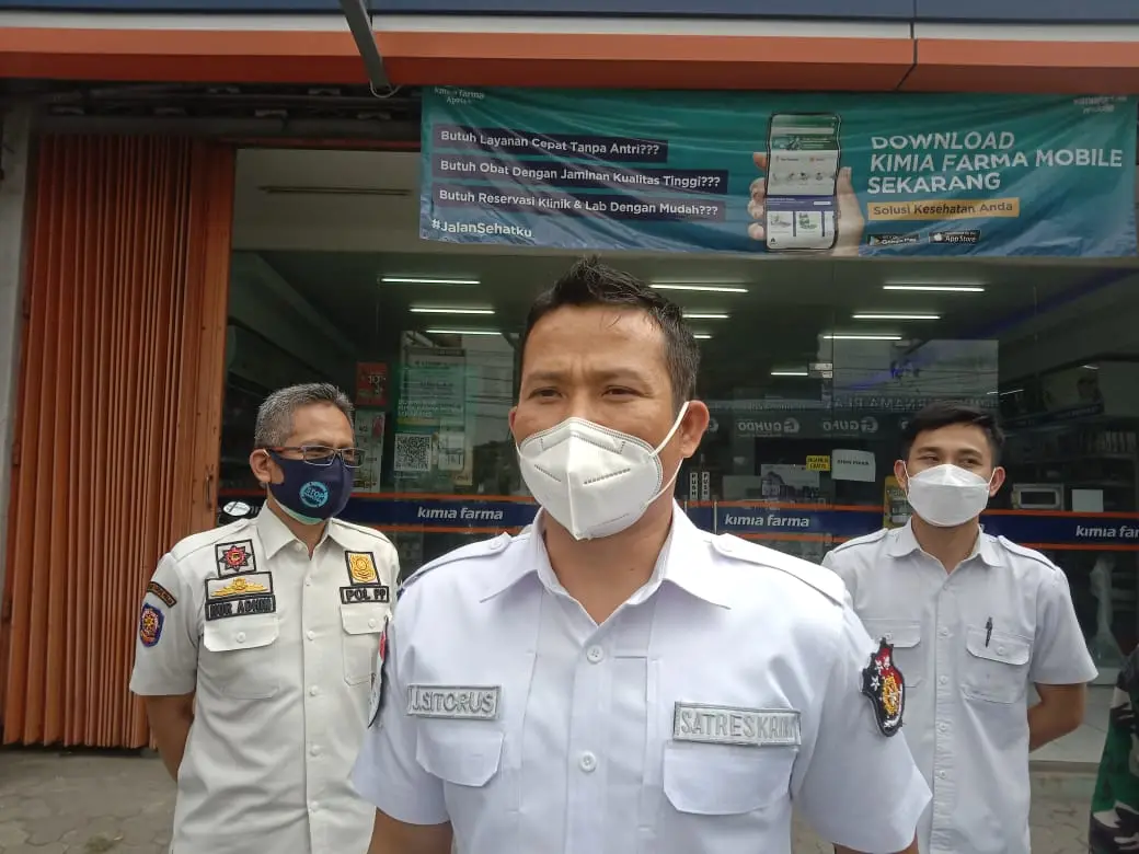 Kasat Reskrim Polres Batu, AKP Jeifson Sitorus melakukan sidak obat di apotek.
