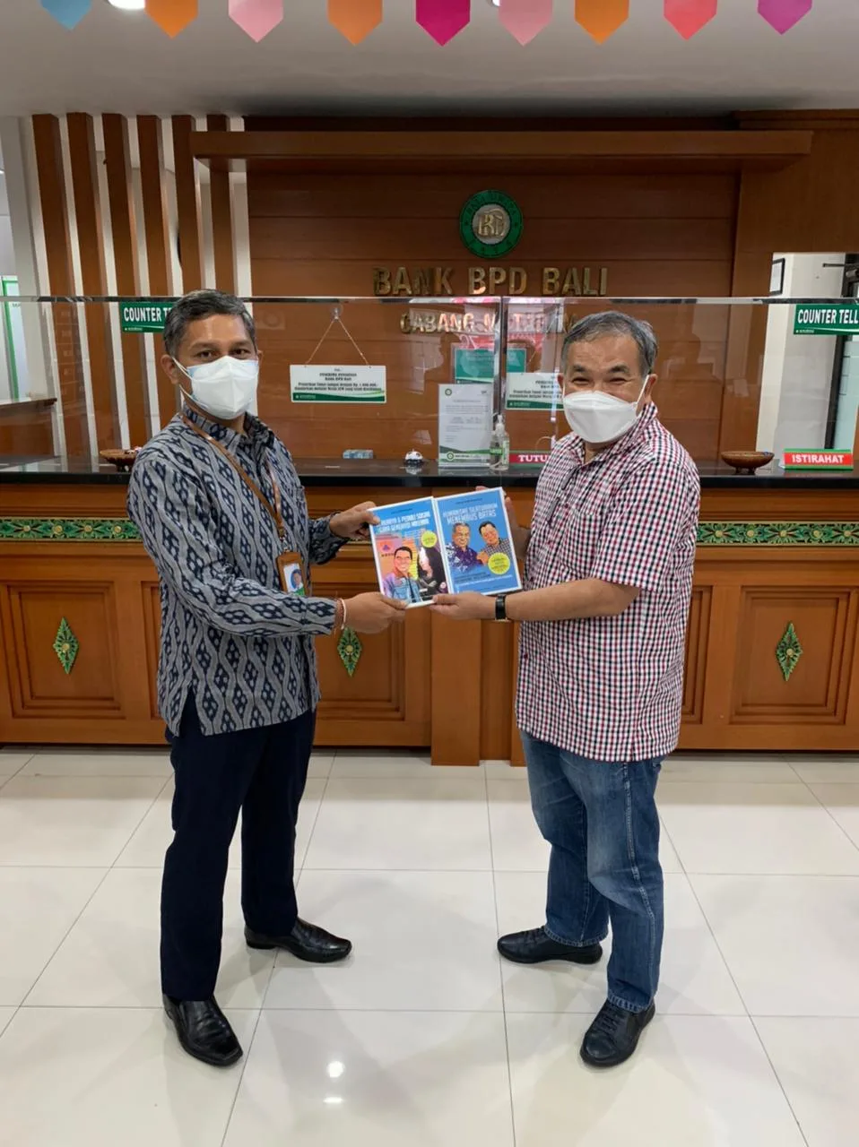 Nasabah BPD Bali Senang Mendapat Buku “Super Best Seller” Trilogi The Power of Silaturahim
