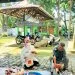 Rektor Universitas Gajayana Prof. Dr. Dyah Sawitri, SE, MM, saat turut membungkus daging kurban.
