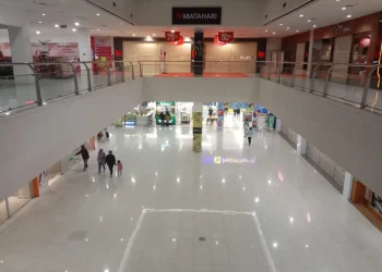 Kondisi Lippo Plaza Mal Batu yang tampak sepi pengunjung, Kamis (22/7). Foto: Sholeh.