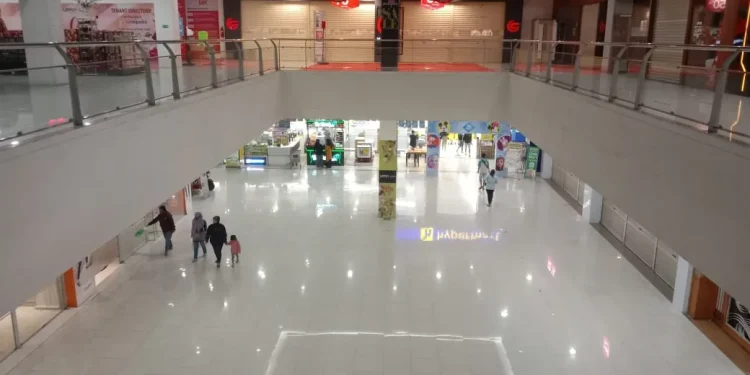 Kondisi Lippo Plaza Mal Batu yang tampak sepi pengunjung, Kamis (22/7). Foto: Sholeh.