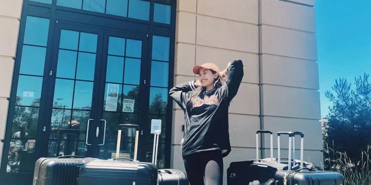 " aku pulang berbekal pengalaman, perjalanan hidup dan khususnya rasa lebih mengenal diriku sendiri." Begitu ungkapnya dalam feed instagramnya.