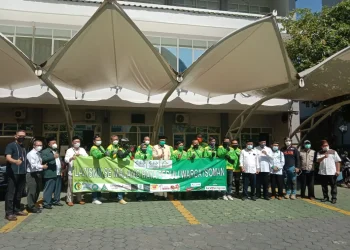 Simbolis pemberangkatan perdana paket bantuan untuk isoman Malang Raya melalui NUJEK. Foto: Sholeh.