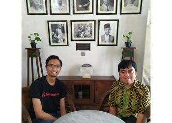 CEO Pemimpin.id Dharmaji Suradika (kiri) bersama CEO PT Paragon Salman Subakat (kanan) saat di Rumah H.O.S Tjokroaminoto Surabaya. Foto/IG @aji_suradika