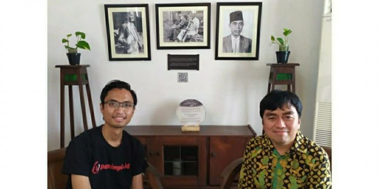 CEO Pemimpin.id Dharmaji Suradika (kiri) bersama CEO PT Paragon Salman Subakat (kanan) saat di Rumah H.O.S Tjokroaminoto Surabaya. Foto/IG @aji_suradika