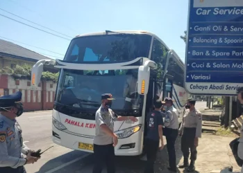 Petugas melakukan operasi Bus AKAP di Terminal Arjosari