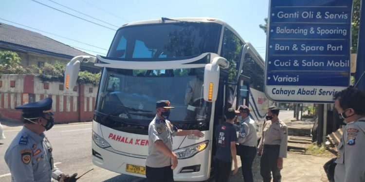 Petugas melakukan operasi Bus AKAP di Terminal Arjosari