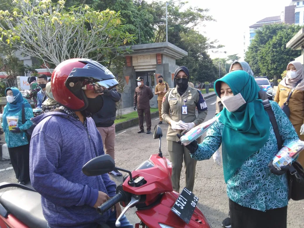 Forkopimda Kabupaten Malang Bersama Ibu-ibu PKK, Kowad, dan Polwan Bagikan Masker dan Snack