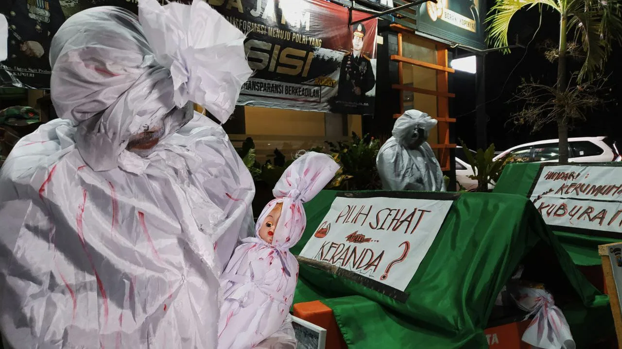 Sejumlah hantu pocong dan keranda mayat saat dijadikan sarana sosialisasi disiplin prokes kepada masyarakat Malang Raya, Senin (5/7/2021) malam. Foto/Azmy.