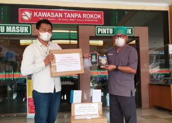 Penyerahan bantuan alkes manometer dan tensi meter dari Forum CSR Jatim dan PT Conbloc Indonesia Persada kepada RSSA Malang, Rabu (21/7/2021). Foto/Azmy.