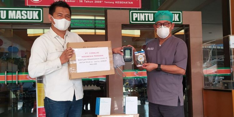 Penyerahan bantuan alkes manometer dan tensi meter dari Forum CSR Jatim dan PT Conbloc Indonesia Persada kepada RSSA Malang, Rabu (21/7/2021). Foto/Azmy.