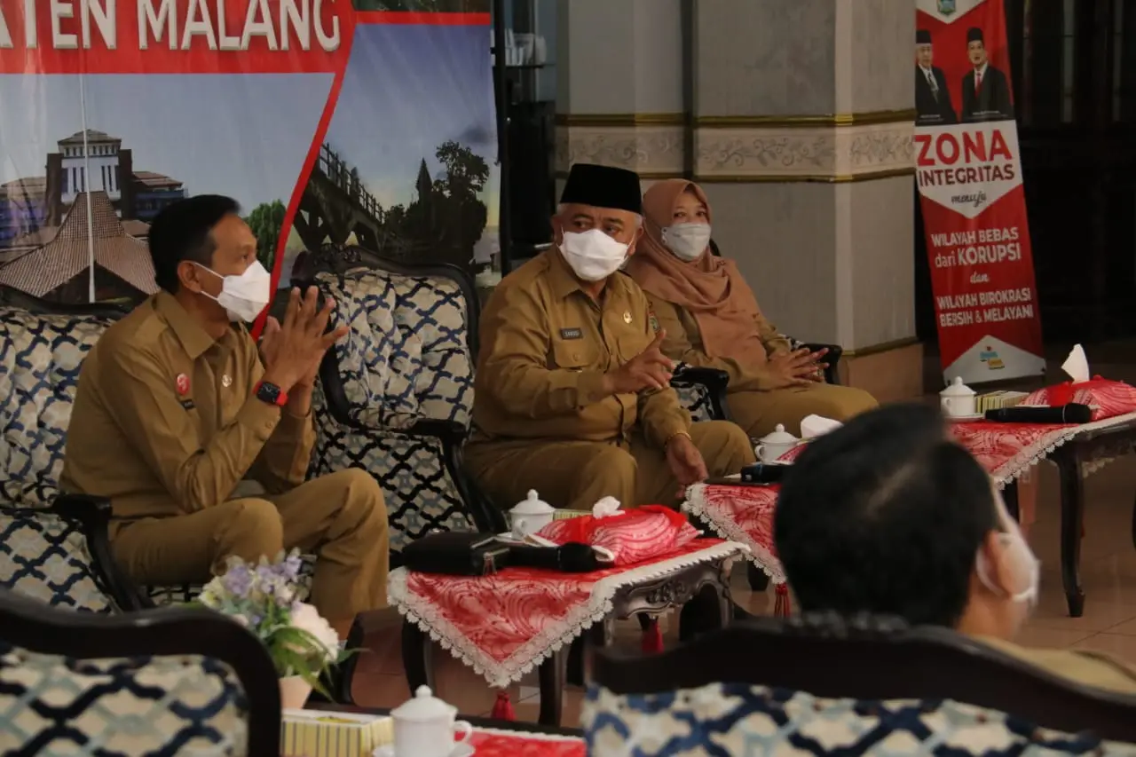 Bupati Malang, Sanusi, saat memberikan pengarahan dalam penanganan klaster baru. Foto: Rizal.