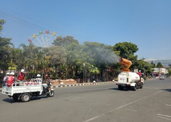 Mobil sprayer PMI Jatim yang menyemprotkan disinfektan di jalan protokol Kota Batu.
