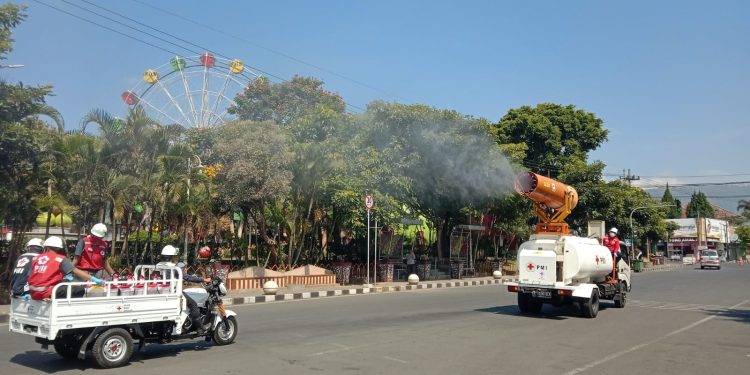 Mobil sprayer PMI Jatim yang menyemprotkan disinfektan di jalan protokol Kota Batu.