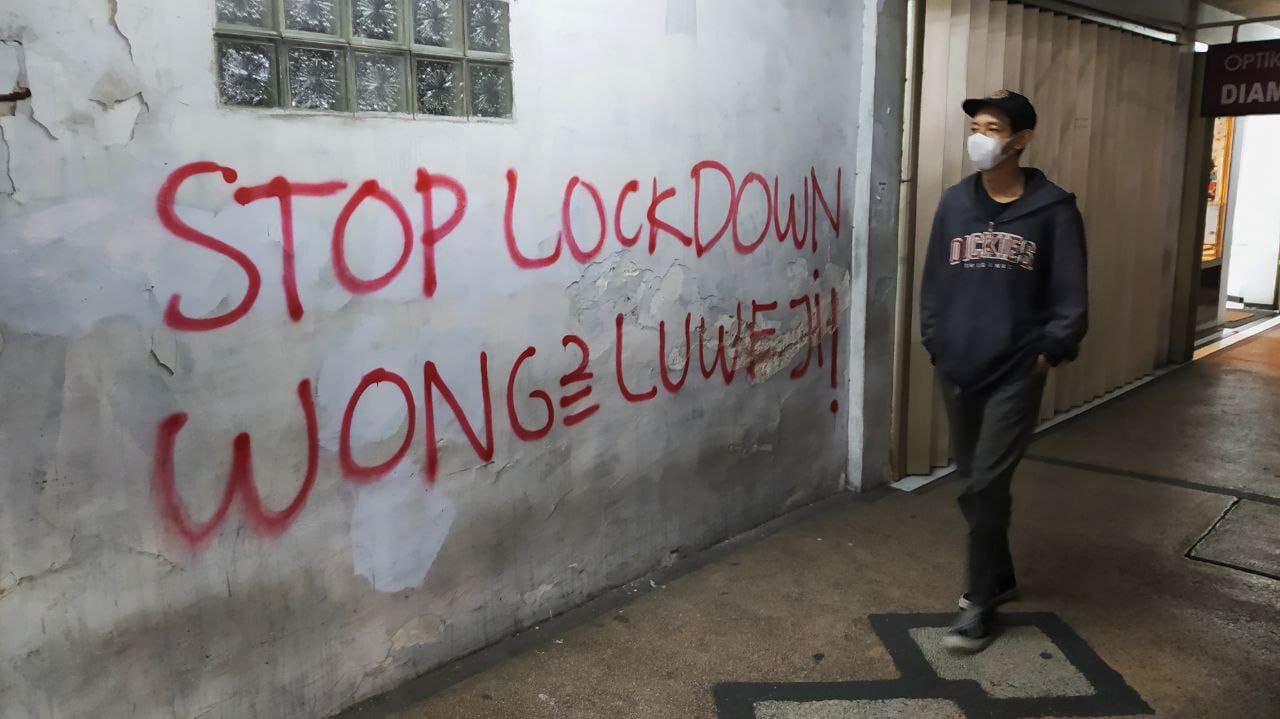 Coretan vandal di tembok bangunan di Simpang Empat Jalan SW Pranoto, Sukoharjo, Klojen, Kota Malang. Foto/Azmy