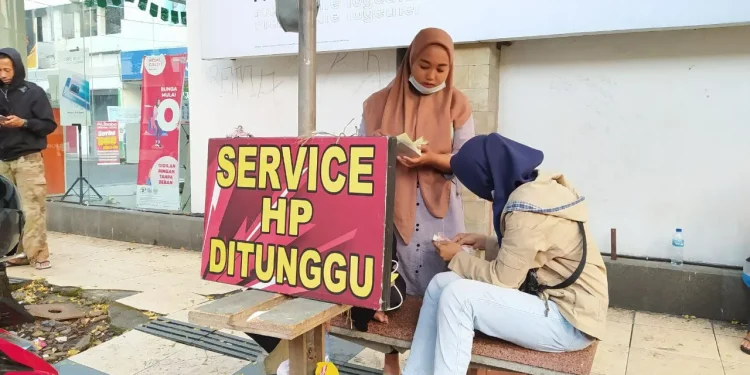 Tukang servis ponsel terpaksa buka lapak di tepi jalan