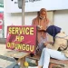 Tukang servis ponsel terpaksa buka lapak di tepi jalan