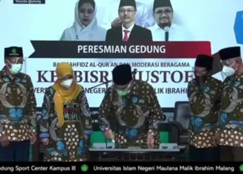 Rektor UIN Maliki Malang Prof. Dr. H. Abdul Haris, M. Ag saat meresmikan Bait Tahfidz Al-Quran dan Moderasi Beragama.