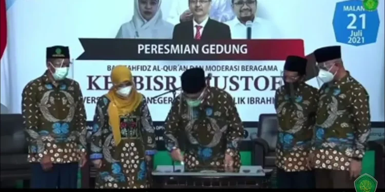 Rektor UIN Maliki Malang Prof. Dr. H. Abdul Haris, M. Ag saat meresmikan Bait Tahfidz Al-Quran dan Moderasi Beragama.