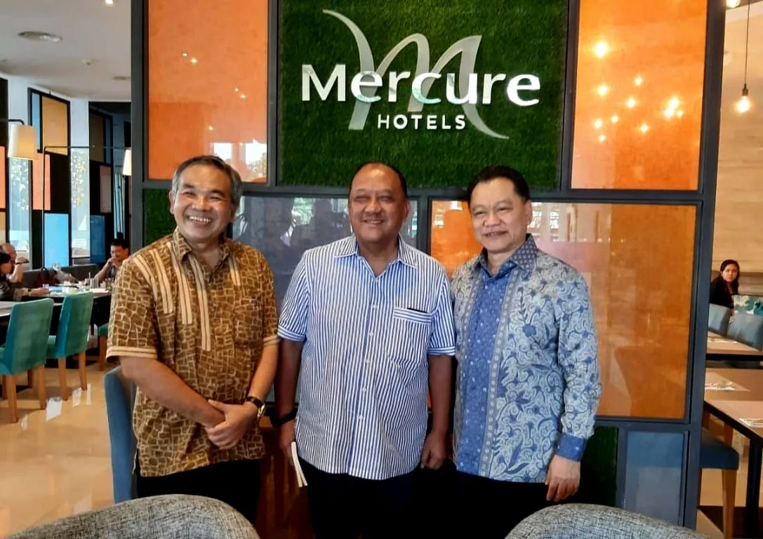 Ventje Suardana (kanan) bersama Ketua Umum KONI Pusat Letjen TNI Purn Marciano Norman serta Pakar Komunikasi dan Motivator Nasional Dr Aqua Dwipayana