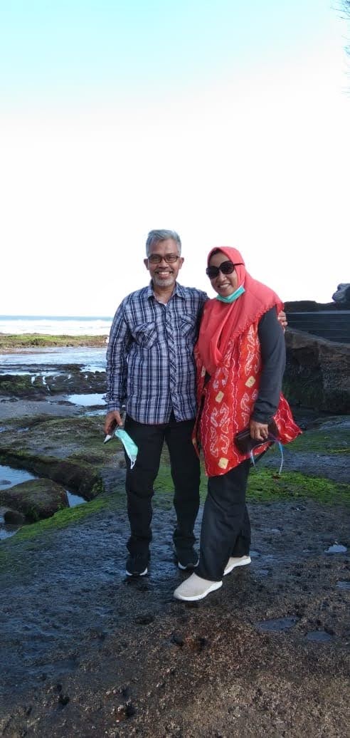Wartawan senior yang juga Pemred tugujatim.id Nurcholis MA Basyari (kiri) bersama istri.
