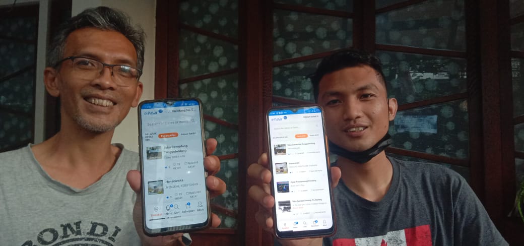 Wakil Ketua Bidang Perdagangan dan Distribusi KADIN Kota Malang, Dicky Sulaiman (kiri) menunjukkan aplikasi e-Pasar Malang. Foto/dok