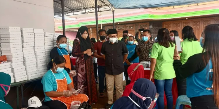 Wali Kota Malang Sutiaji saat mengunjungi dapur umum warga di RT 5 RW 3 Kelurahan Gadang Kota Malang, Jumat (23/7/2021). Foto/Azmy