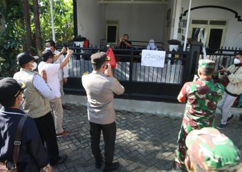 Kunjungan Wali Kota Malang, Sutiaji, ke warga isoman di Jl Pesantren Gadingkasri dan Jl. Jaksa Agung Soeprapto. Foto: Rubianto.