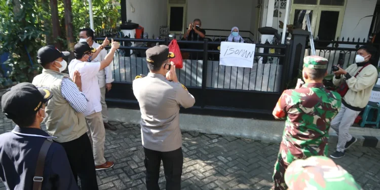 Kunjungan Wali Kota Malang, Sutiaji, ke warga isoman di Jl Pesantren Gadingkasri dan Jl. Jaksa Agung Soeprapto. Foto: Rubianto.