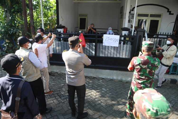 Kunjungan Wali Kota Malang, Sutiaji, ke warga isoman di Jl Pesantren Gadingkasri dan Jl. Jaksa Agung Soeprapto. Foto: Rubianto.
