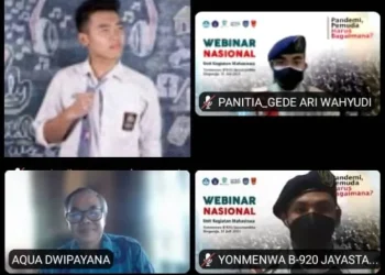 Aqua Dwipayana memberikan motivasi pada para mahasiswa.