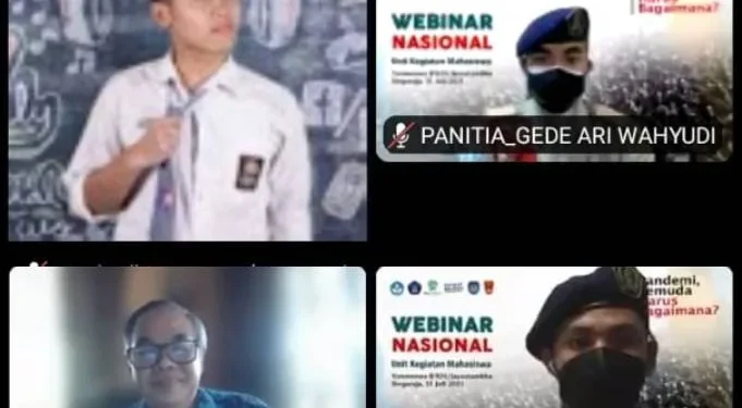 Aqua Dwipayana memberikan motivasi pada para mahasiswa.