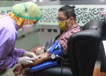 Seorang penyintas Covid-19 yang telah sembuh mendonorkan Plasma Konvalesen (PK) pada Tugu Media Group (TMG) yang bekerjasama dengan PMI Kota Malang/tugu malang