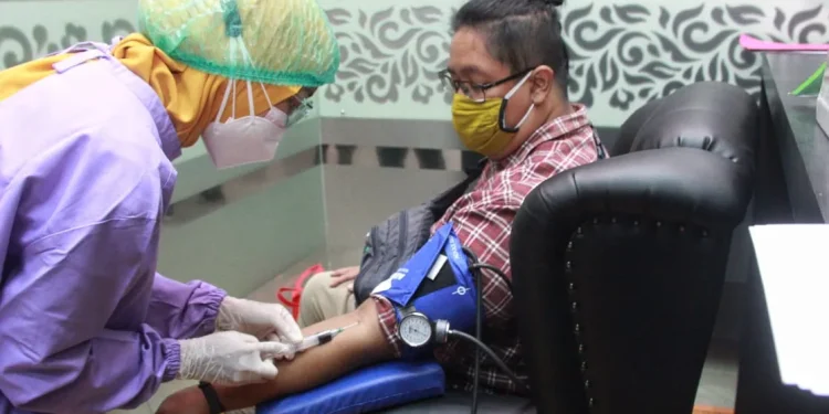 Seorang penyintas Covid-19 yang telah sembuh mendonorkan Plasma Konvalesen (PK) pada Tugu Media Group (TMG) yang bekerjasama dengan PMI Kota Malang/tugu malang