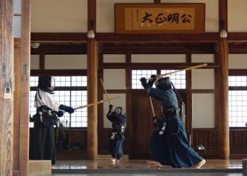 Seni beladiri Kendo yang menggunakan pedang ada di Malang, beladiri ini berasal dari Jepang/tugu malang